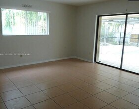 6895 Loch Ness Dr in Miami Lakes, FL - Building Photo - Building Photo