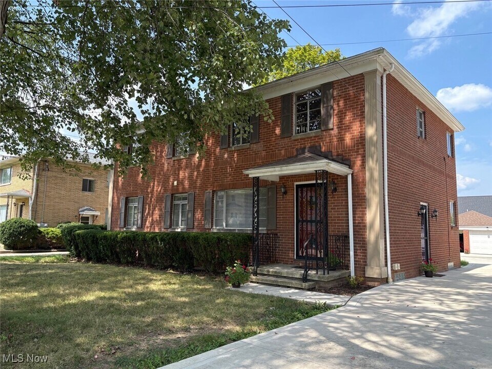 163 Kenridge Rd in Fairlawn, OH - Building Photo