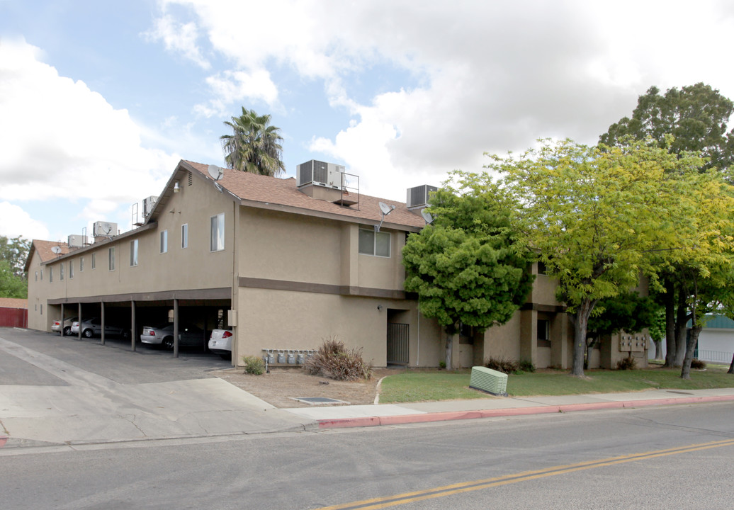 620 W Putnam Ave in Porterville, CA - Building Photo