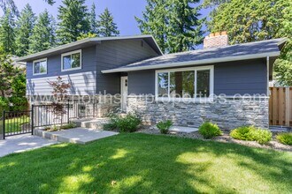 4973 Parkhill St in Lake Oswego, OR - Building Photo - Building Photo