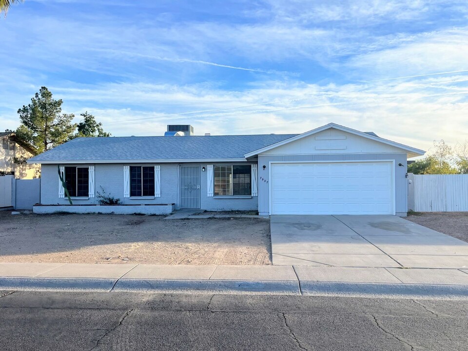 7927 W Desert Cove Ave in Peoria, AZ - Building Photo