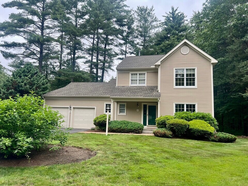8 Stonegate Ln in Bedford, MA - Building Photo
