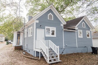 725 W Poplar St in Griffin, GA - Foto de edificio - Building Photo