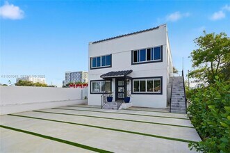 1590 NW 38th St in Miami, FL - Foto de edificio - Building Photo