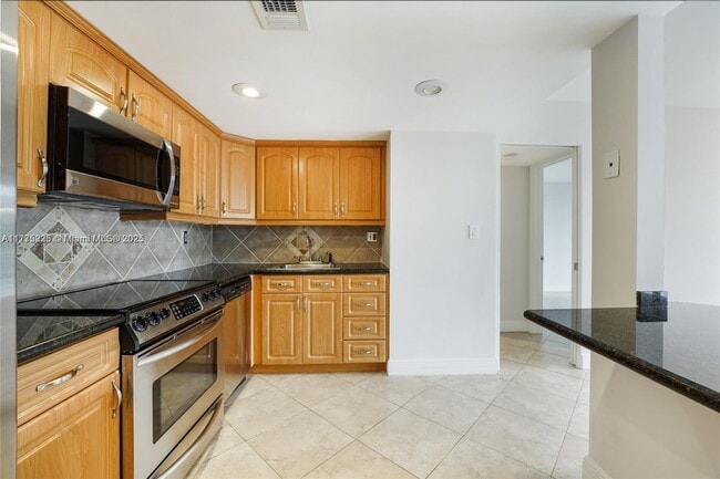 2025 Brickell Ave in Miami, FL - Building Photo - Building Photo