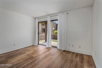 3825 E Camelback Rd in Phoenix, AZ - Building Photo - Building Photo