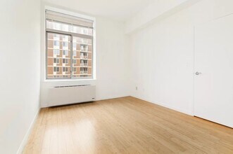 353 E 104th St in New York, NY - Foto de edificio - Building Photo