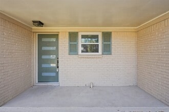 5002 Cedar Creek Dr in Dickinson, TX - Building Photo - Building Photo