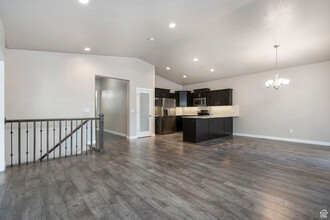 512 W Sunland Dr in Draper, UT - Building Photo - Building Photo