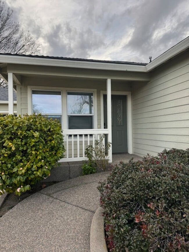 3897 Arrowhead Dr in Medford, OR - Building Photo - Building Photo