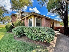 1423 W Braker Ln in Austin, TX - Building Photo - Building Photo