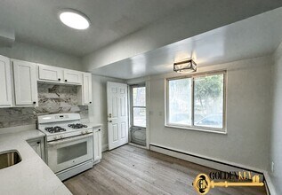 308 W Twelve Mile Rd in Royal Oak, MI - Building Photo - Building Photo