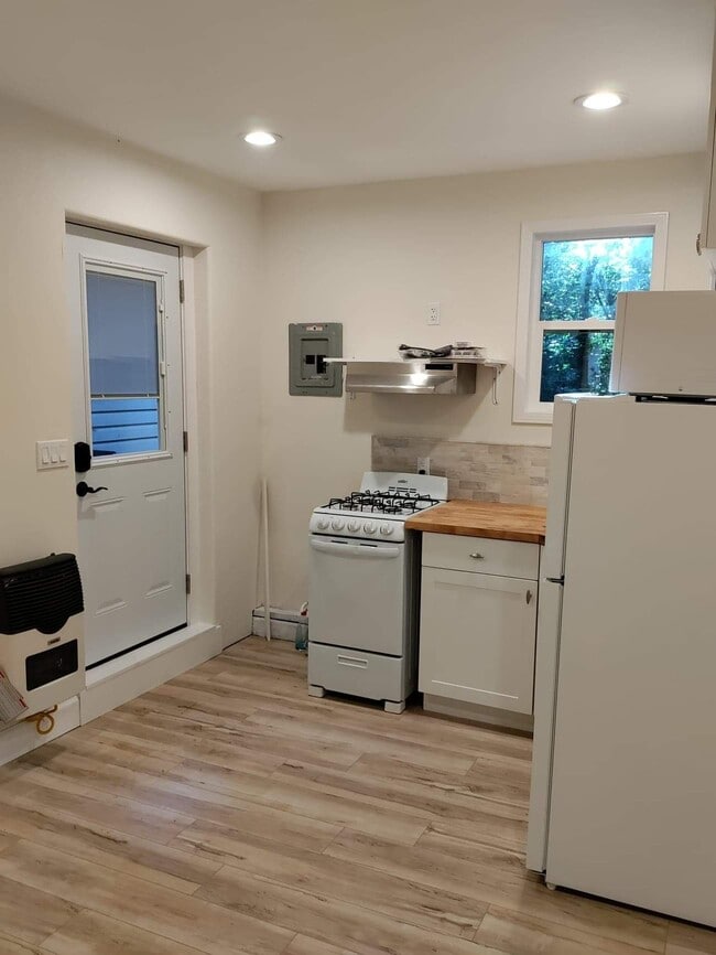 150 Evergreen Rd, Unit Studio