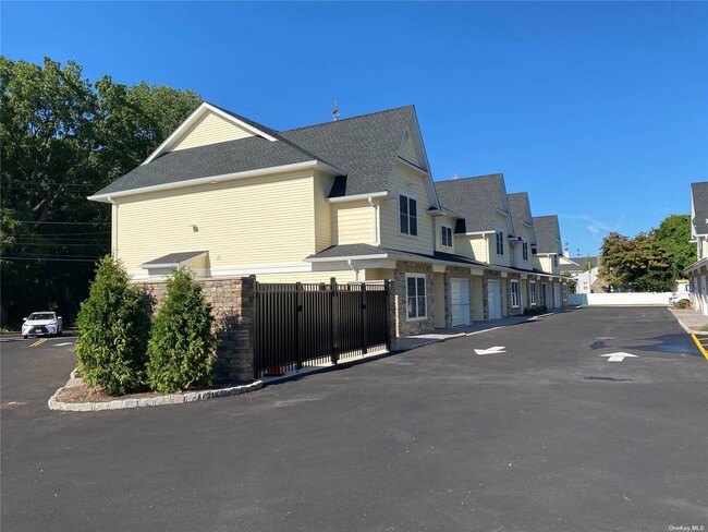 18 Creek Rd, Unit 604 in Halesite, NY - Building Photo - Building Photo