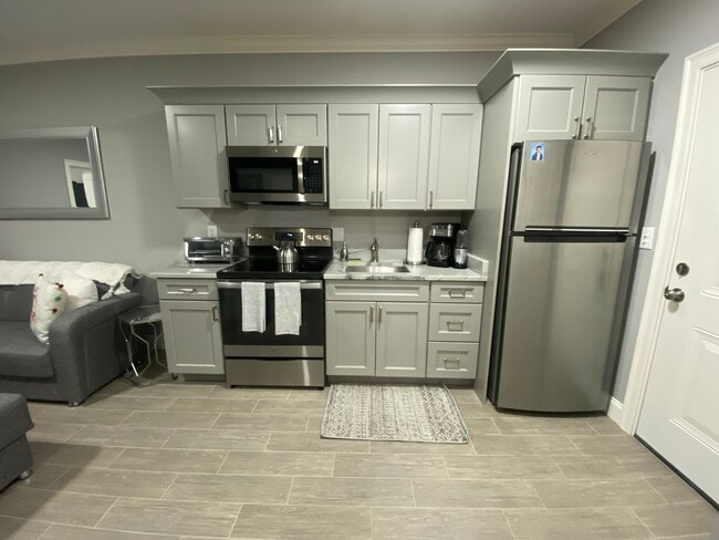 120 Tremont St, Unit 110 in Everett, MA - Foto de edificio - Building Photo