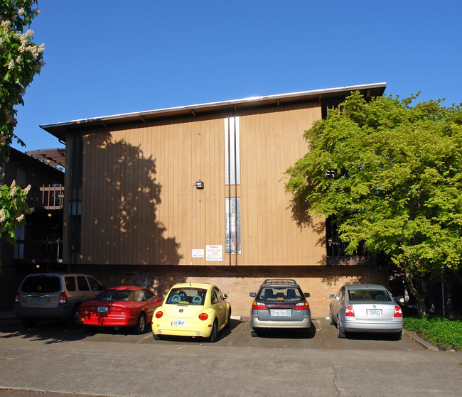 Lakecrest in Eugene, OR - Building Photo - Building Photo