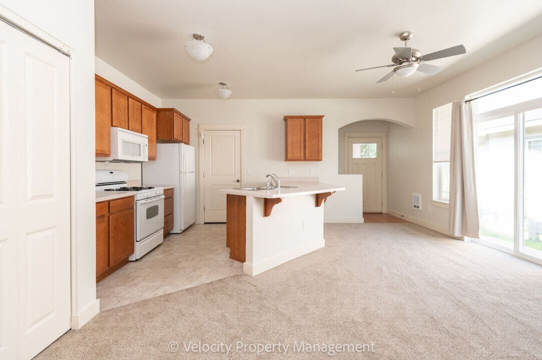 2325 NE Mary Rose Pl in Bend, OR - Building Photo