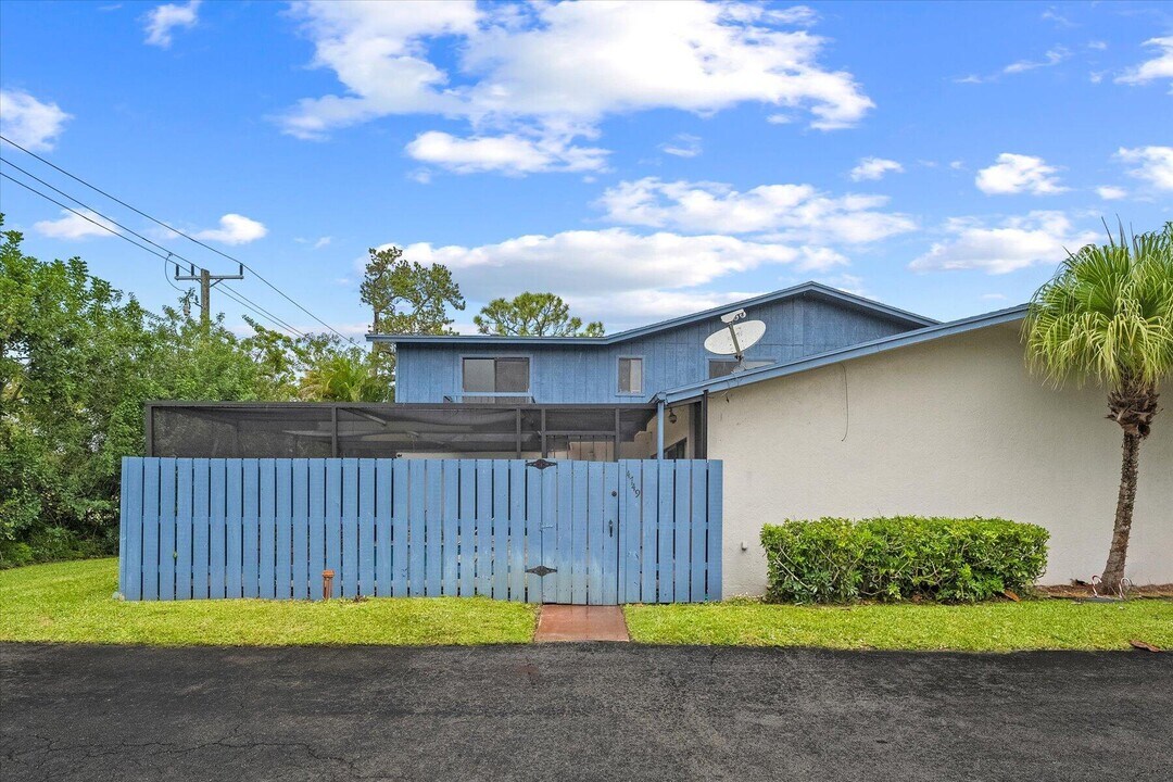 4749 Holly Lake Dr in Greenacres, FL - Building Photo