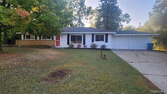 6555 Manson Dr in Waterford Township, MI - Building Photo