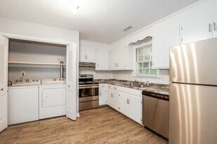 887 Timberlake Dr, Unit 2 in Lynchburg, VA - Building Photo