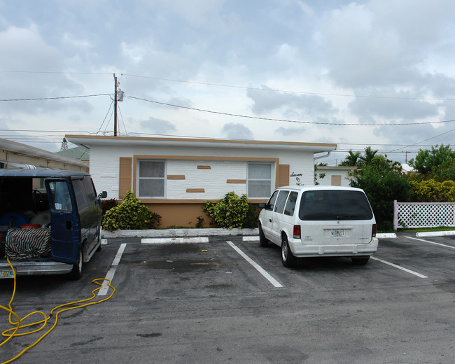 704 NE 5th St in Hallandale Beach, FL - Foto de edificio - Building Photo