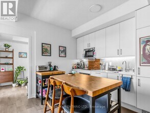 297 College St in Toronto, ON - Building Photo - Building Photo