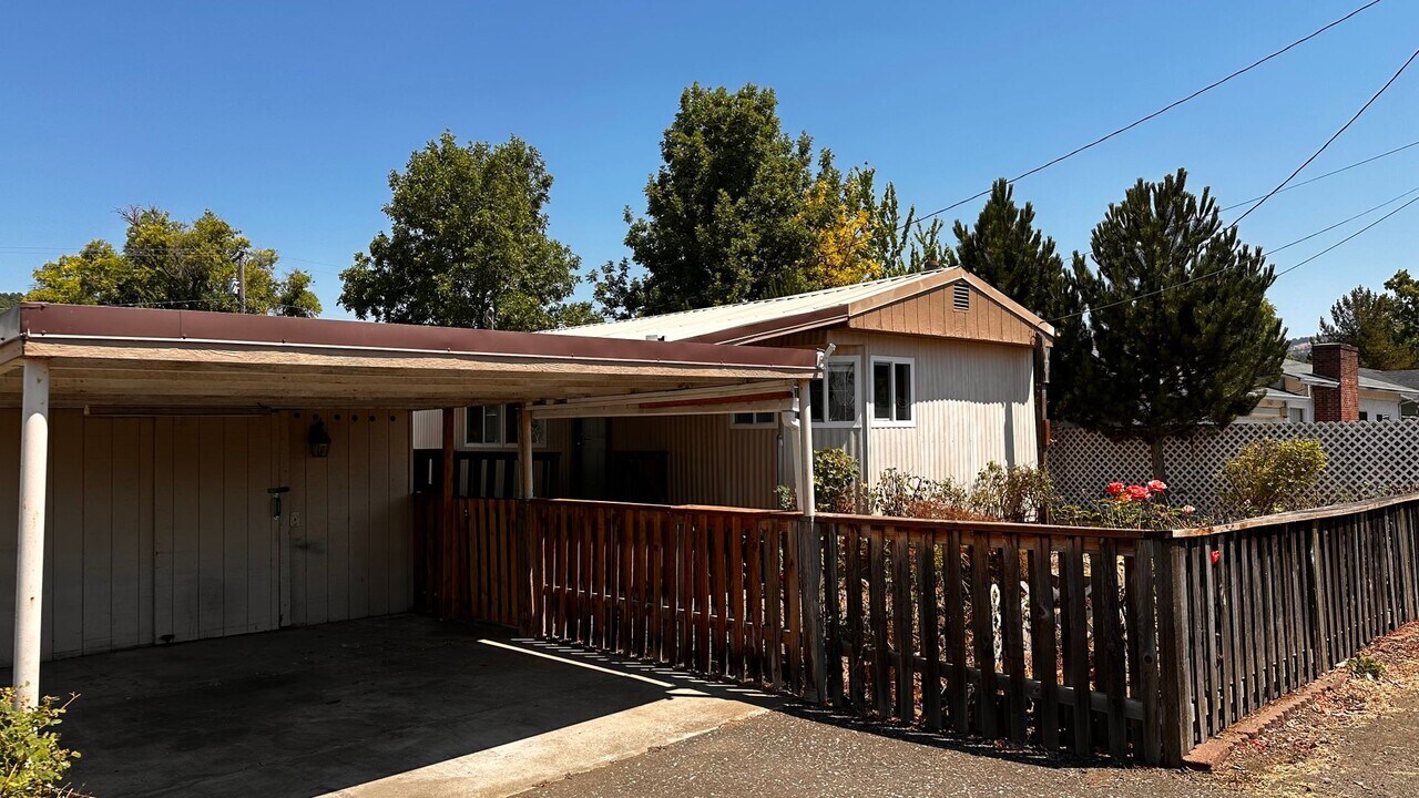 458 NE Russell Ave in Roseburg, OR - Building Photo