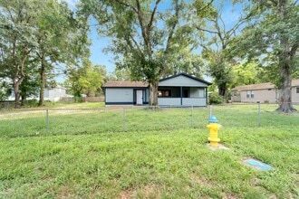 502 Euclid Ave in Seffner, FL - Foto de edificio - Building Photo