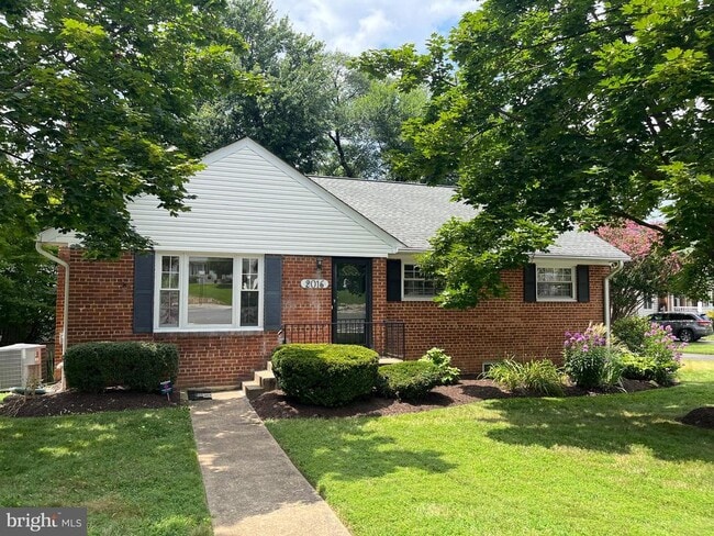 property at 2016 Patrick Henry Dr