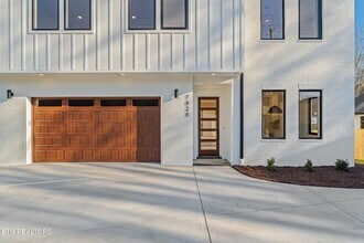 7826 S Northshore Dr in Knoxville, TN - Foto de edificio - Building Photo