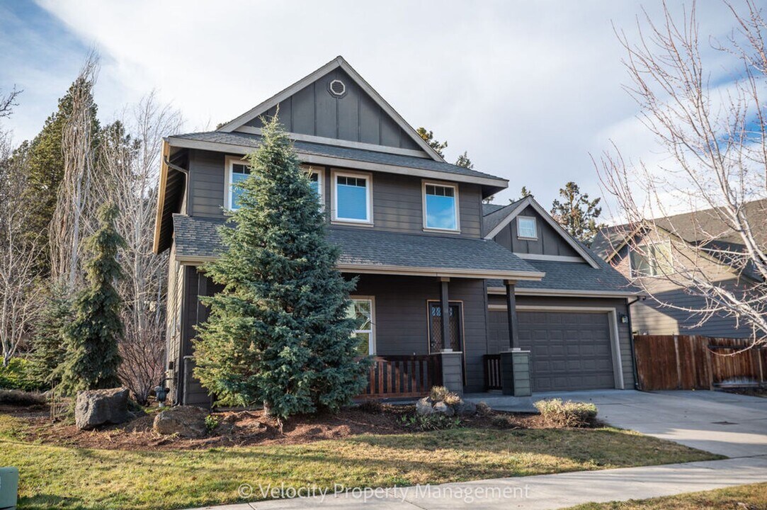 3001 NE Quiet Canyon Dr in Bend, OR - Building Photo