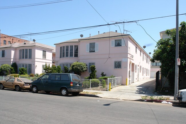 2880 Francis Ave in Los Angeles, CA - Building Photo - Building Photo