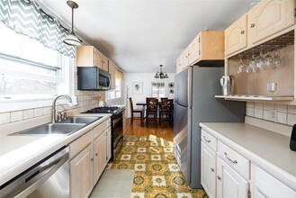 42 W Dorsey Ln in Hyde Park, NY - Building Photo - Building Photo