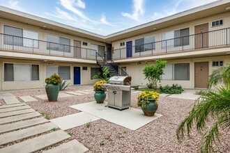 Carson Oakwood Apartments in Sherman Oaks, CA - Building Photo - Building Photo