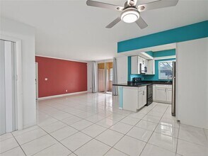 8400 W Sample Rd in Coral Springs, FL - Foto de edificio - Building Photo