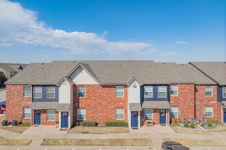 Pointe at North Penn in Edmond, OK - Building Photo - Building Photo