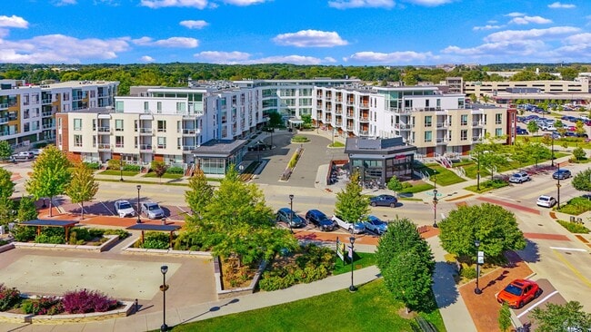 Emerald Row Apartments in Oak Creek, WI - Building Photo - Building Photo