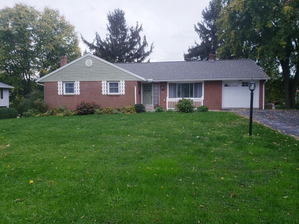 822 Bruce Ave in Mount Joy, PA - Building Photo