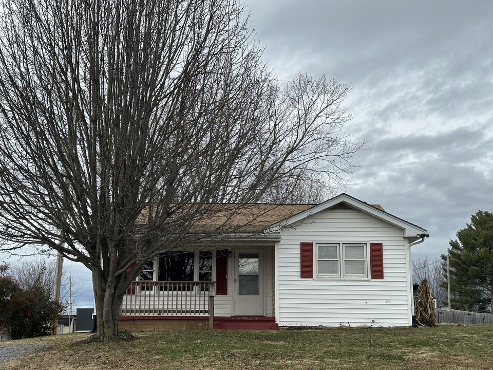 717 W Main St in Greeneville, TN - Building Photo