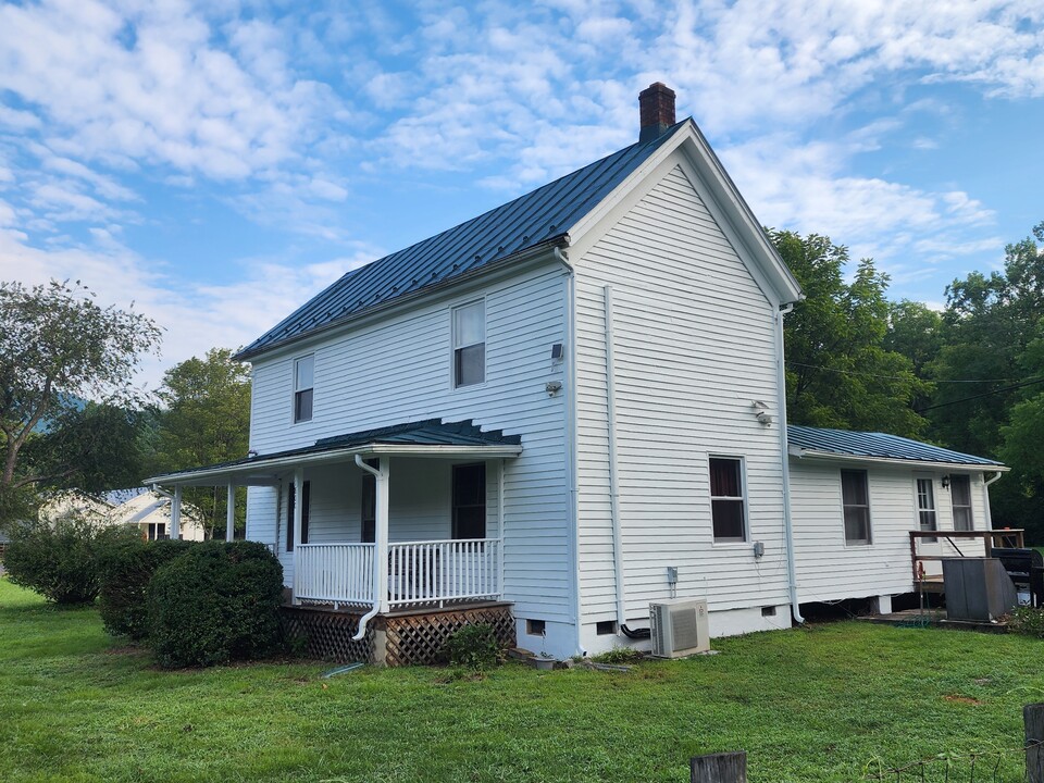 1800 Nethers Rd in Sperryville, VA - Foto de edificio