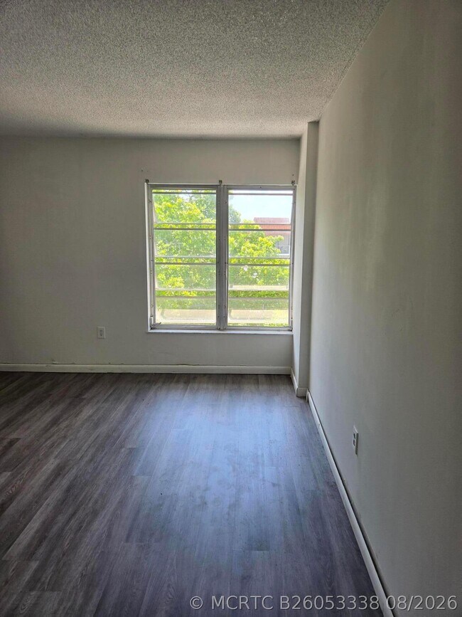 property at 4160 Inverrary Dr