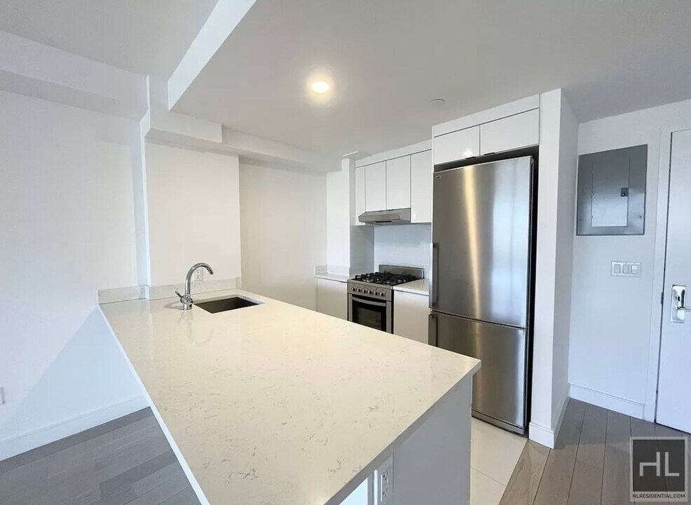 Rent stabilized 1 bedroom spanning 725 sq in Queens, NY - Building Photo