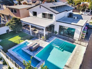 6324 Geyser Ave in Los Angeles, CA - Foto de edificio - Building Photo