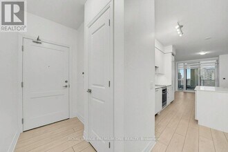 30 Elm Dr W in Mississauga, ON - Building Photo - Building Photo