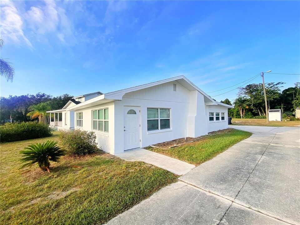 1222 St Anne Shrine Rd in Lake Wales, FL - Building Photo
