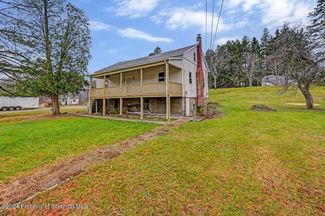 1047 Drinker Turnpike in Covington Township, PA - Foto de edificio