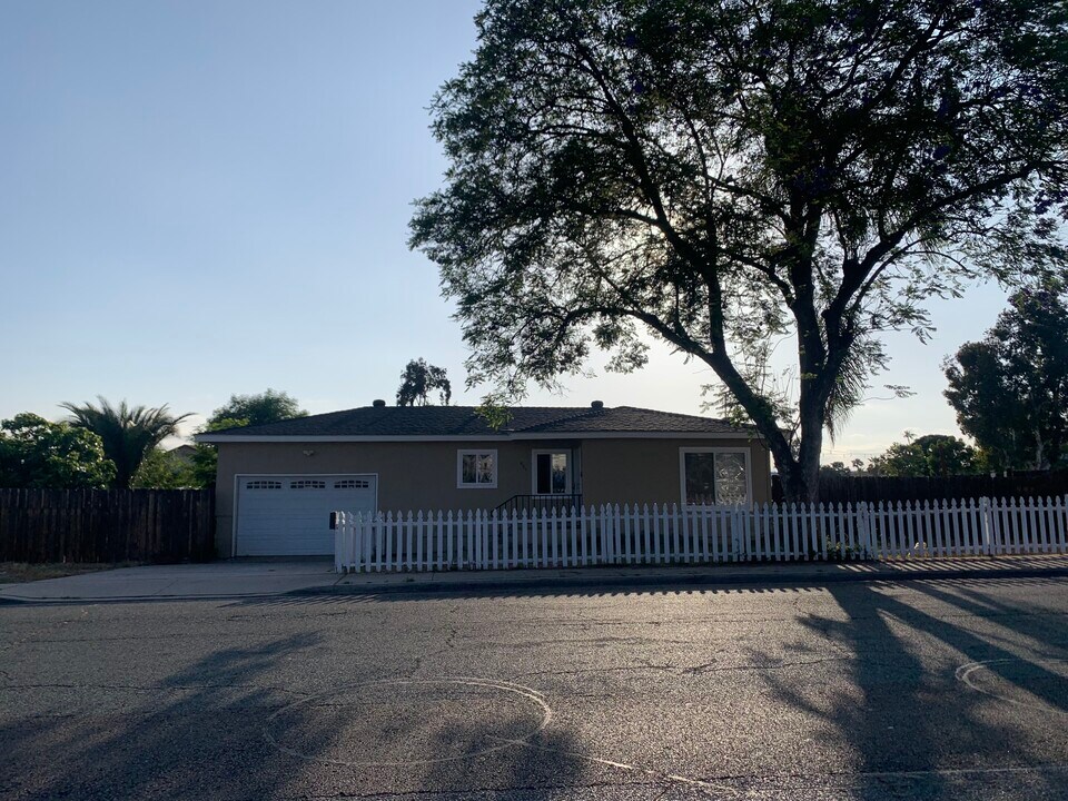 894 Grape St in El Cajon, CA - Foto de edificio