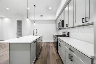 955 Elkhart St in Houston, TX - Building Photo - Building Photo
