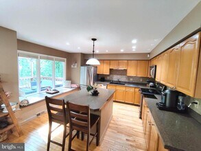 7212 Burton Hill Ct in Springfield, VA - Building Photo - Building Photo