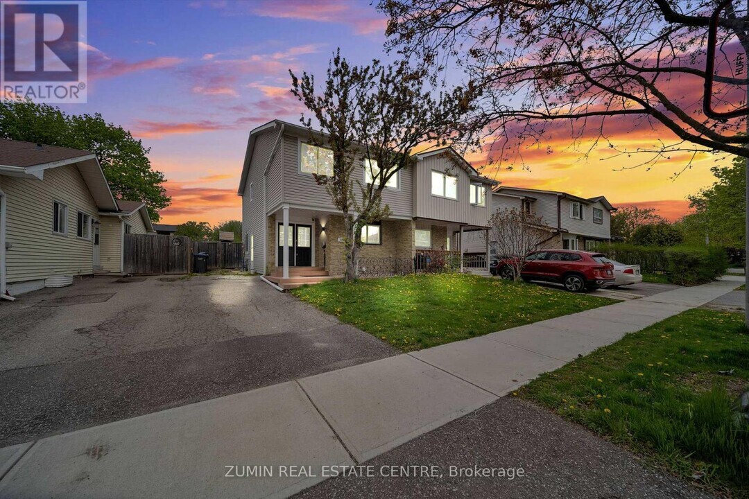 121 Carberry Crescent in Brampton, ON - Building Photo